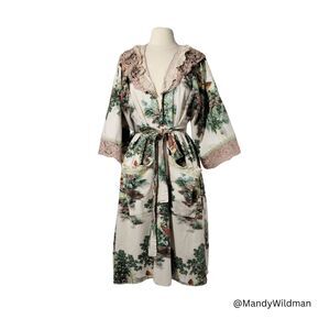 Handmade coat in rare 1940s fabric. Vintage lace collar. ockets. Tie belt. M-XL